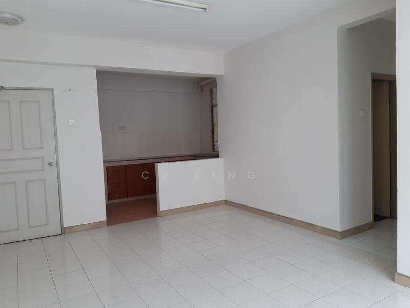 Kitchen & lounge area