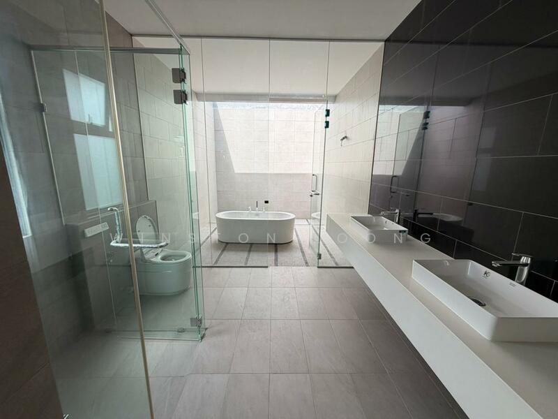 Master Room Bathroom