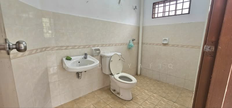 Bungalow for Sale in Bandar Mahkota Banting (Tanjong Duabelas) - Ahmad Syafiq - Bathroom - PropertyGuru.com.my