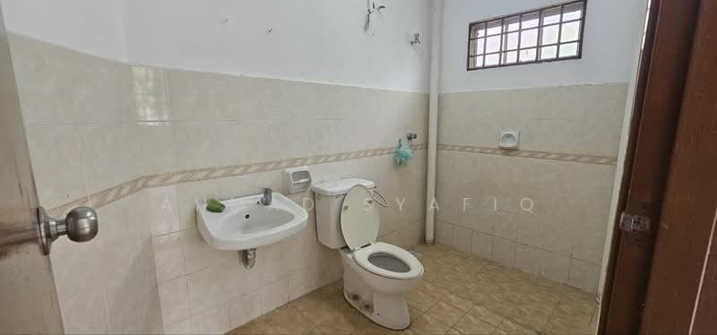 Bungalow for Sale in Bandar Mahkota Banting (Tanjong Duabelas) - Ahmad Syafiq - Bathroom - PropertyGuru.com.my