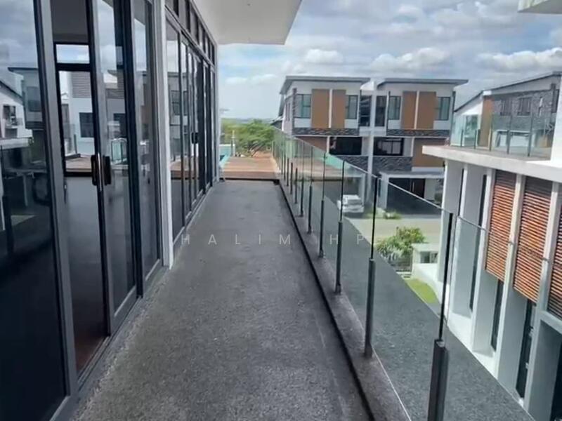 Hijauan Enklaf Setia Alam 3-Storey Luxury Bungalow with Private Lift & Swimming Pool untuk Untuk Dijual - RM 3,400,000, Feb 2026 - Balcony - PropertyGuru.com.my