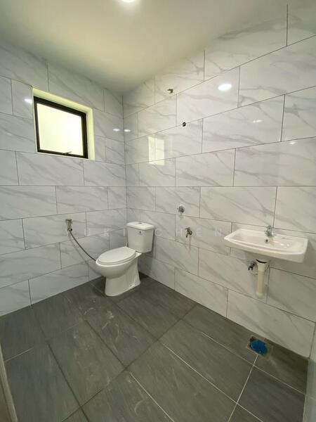 Semi-Detached House for Sale in Taman Majidee (Johor Bahru) - Yuki Cheng - Bathroom - PropertyGuru.com.my