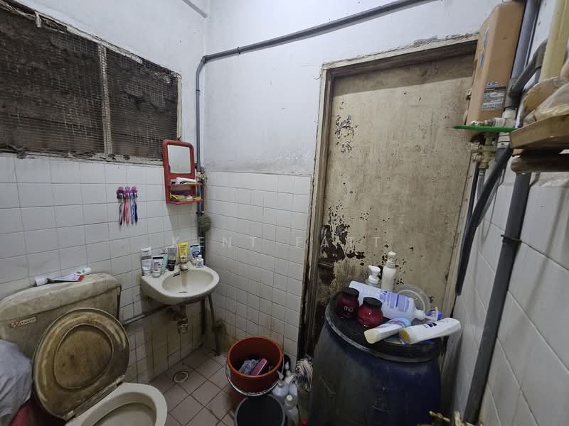 Taman Bukit Teratai untuk Untuk Dijual - RM 650,000, Mac 2026 - Bathroom - PropertyGuru.com.my