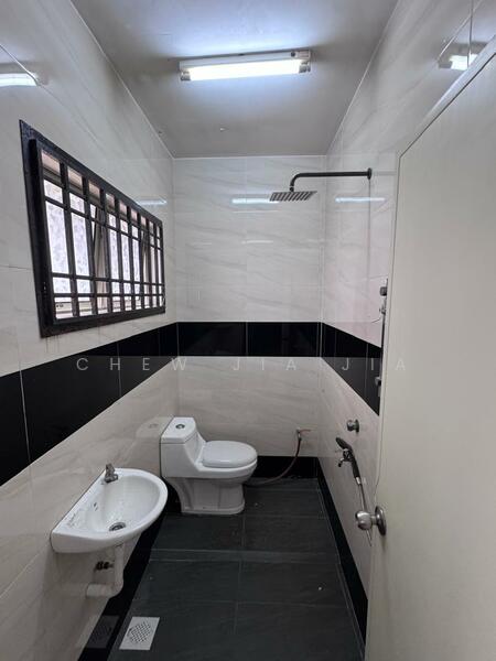 Taman Sri Putra Kempas Lama untuk Untuk Dijual - RM 688,000, Feb 2026 - Bathroom - PropertyGuru.com.my