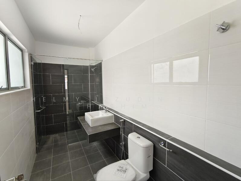 Semi-Detached House for Sale in Taman Ramal Suria (Bangi) - HELMY IZZUDIN - Bathroom - PropertyGuru.com.my