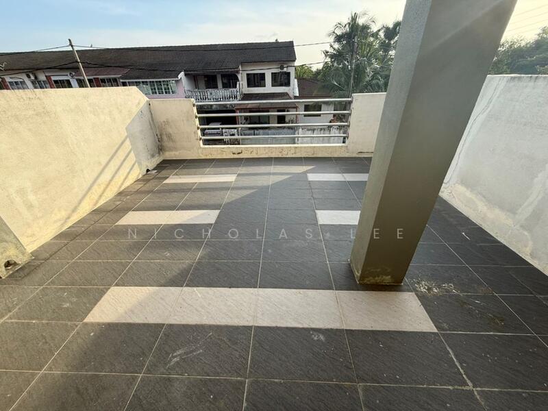 Rumah Teres untuk Disewa di Bandar Lahat Baru (Lahat) - Nicholas Lee - Balcony - PropertyGuru.com.my