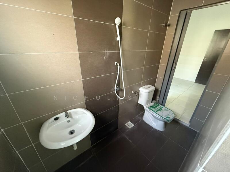 Rumah Teres untuk Disewa di Bandar Lahat Baru (Lahat) - Nicholas Lee - Bathroom - PropertyGuru.com.my