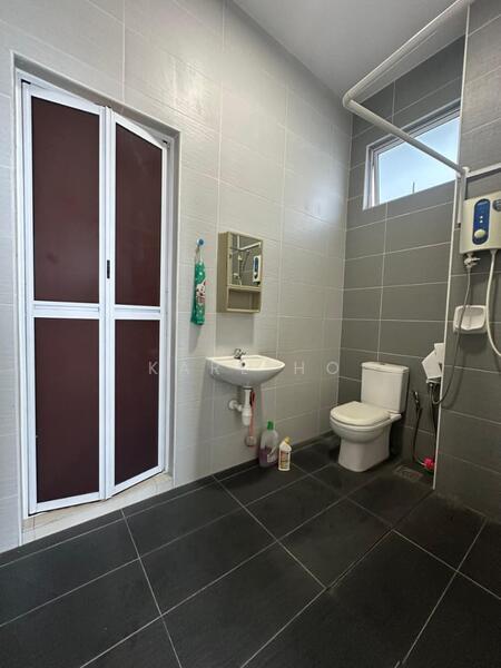 Service Residence for Sale at THE SENAI GARDEN (PANGSAPURI IMPIAN SENAI) - Karl Ho - Bathroom - PropertyGuru.com.my