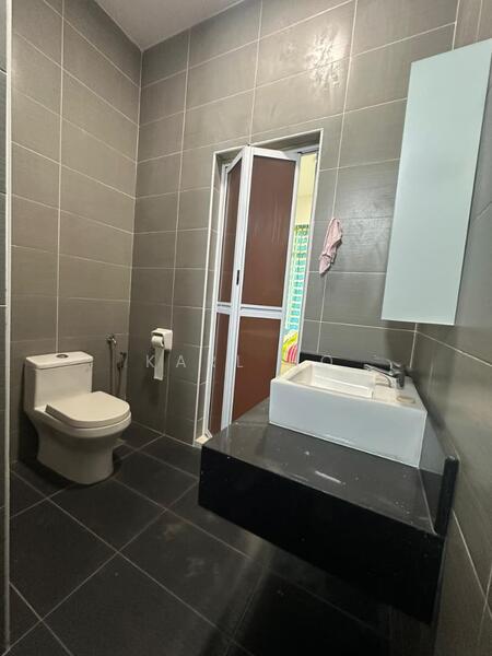 Service Residence for Sale at THE SENAI GARDEN (PANGSAPURI IMPIAN SENAI) - Karl Ho - Bathroom - PropertyGuru.com.my