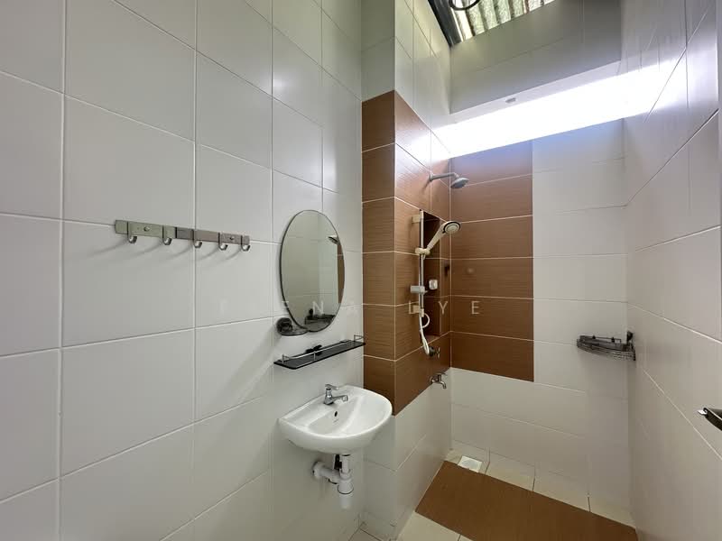 Rumah Bandar untuk Dijual di Taman Sutera Utama (Skudai) - Elena Lye - Bathroom - PropertyGuru.com.my