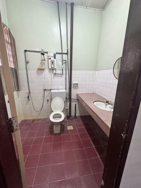 Rumah Teres 2 Tingkat untuk Dijual di Taman Rasah Jaya - Kelly See - Bathroom - PropertyGuru.com.my