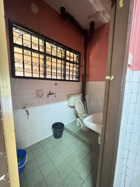 Rumah Teres 2 Tingkat untuk Dijual di Taman Rasah Jaya - Kelly See - Bathroom - PropertyGuru.com.my