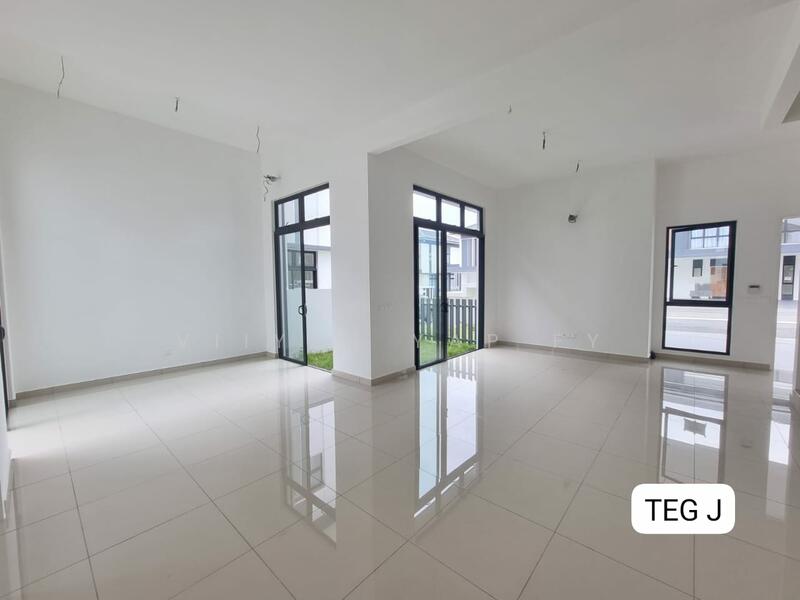 2-storey Terraced House for Sale in Setia Alam (Selangor) - VIIYEN YAP FY - Living Room - PropertyGuru.com.my