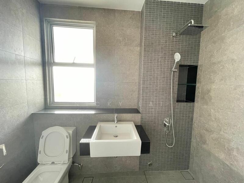 Rumah Teres untuk Dijual di Tamansari (Rawang) - Nicky Lai - Bathroom - PropertyGuru.com.my