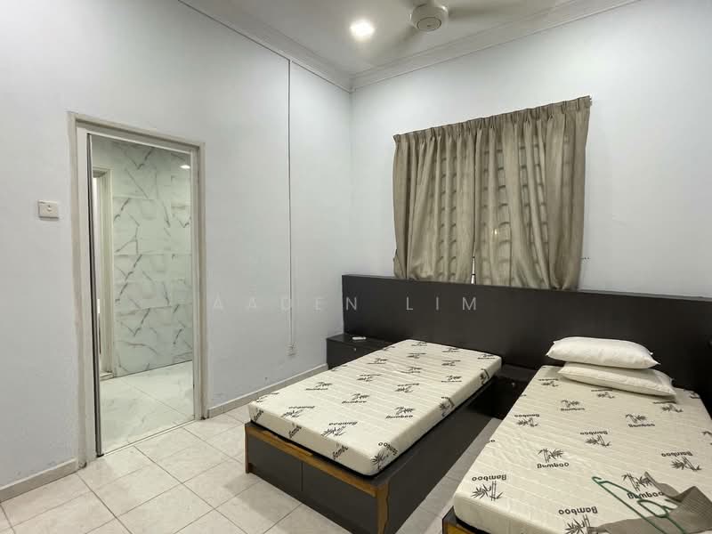 Bungalow for Rent in Orna Golf & Country Club (Bemban) - Aaden Lim - Bedroom - PropertyGuru.com.my