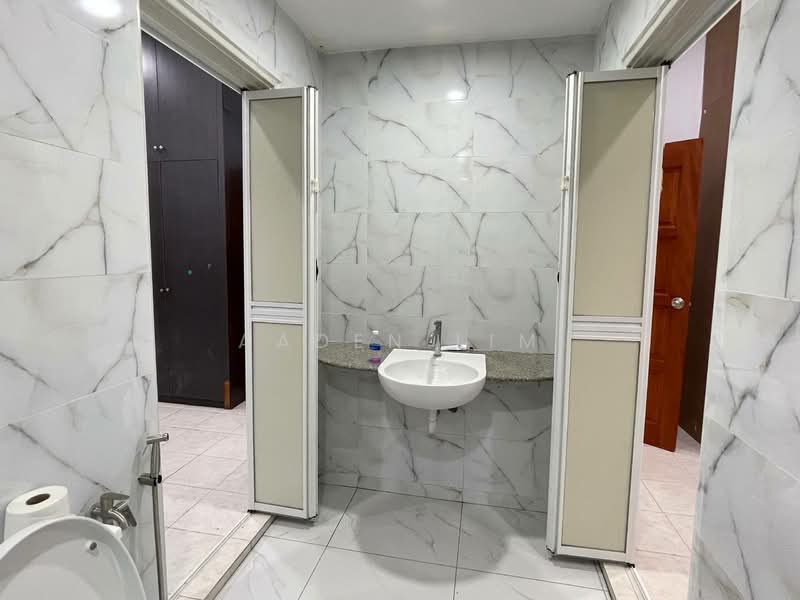Bungalow for Rent in Orna Golf & Country Club (Bemban) - Aaden Lim - Bathroom - PropertyGuru.com.my