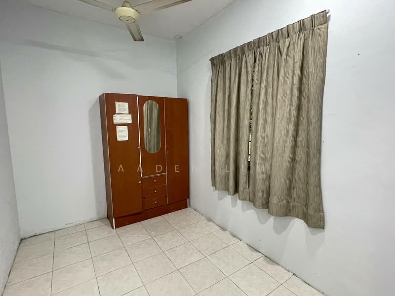 Bungalow for Rent in Orna Golf & Country Club (Bemban) - Aaden Lim - Bedroom - PropertyGuru.com.my