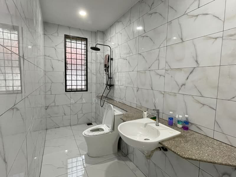 Bungalow for Rent in Orna Golf & Country Club (Bemban) - Aaden Lim - Bathroom - PropertyGuru.com.my