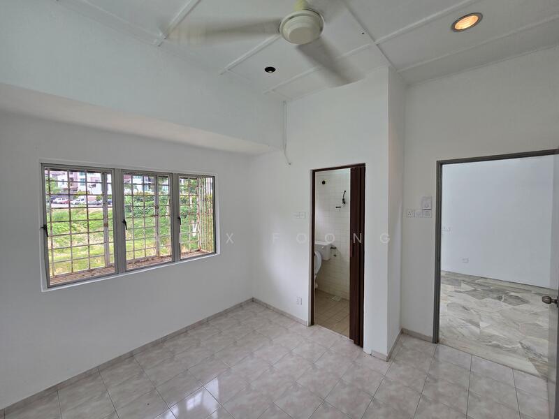 Master Bedroom attached bathroom