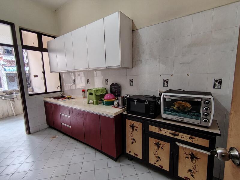 Taman Sutera 2 Storey untuk Untuk Disewa - RM 2,200 /bulan, Feb 2026 - Kitchen - PropertyGuru.com.my