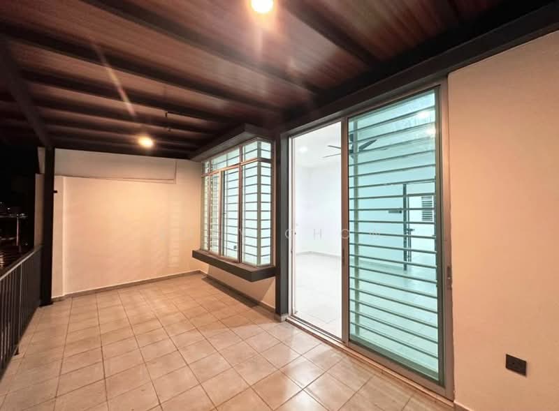 Taman Scientex Rawang untuk Untuk Disewa - RM 1,800 /bulan, Mac 2026 - Balcony - PropertyGuru.com.my