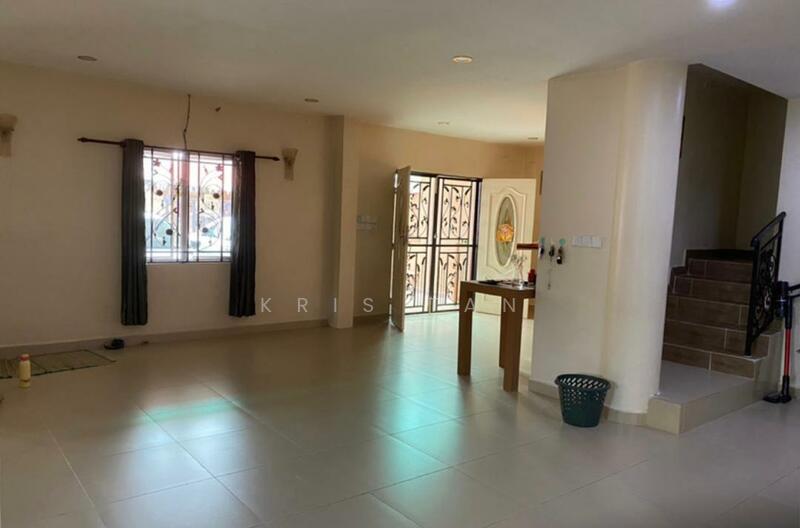 Rumah Teres 2 Tingkat untuk Dijual di Flat Taman Sri Indah - Kris Tan - Living Room - PropertyGuru.com.my