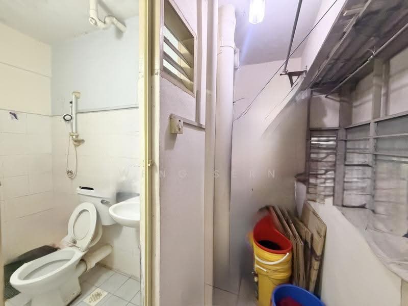 Pangsapuri untuk Dijual di Taman Pekaka Block 31 - Weng Sern - Bathroom - PropertyGuru.com.my
