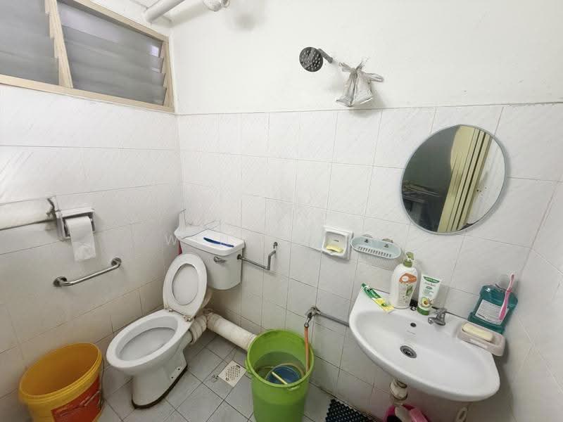 Pangsapuri untuk Dijual di Taman Pekaka Block 31 - Weng Sern - Bathroom - PropertyGuru.com.my