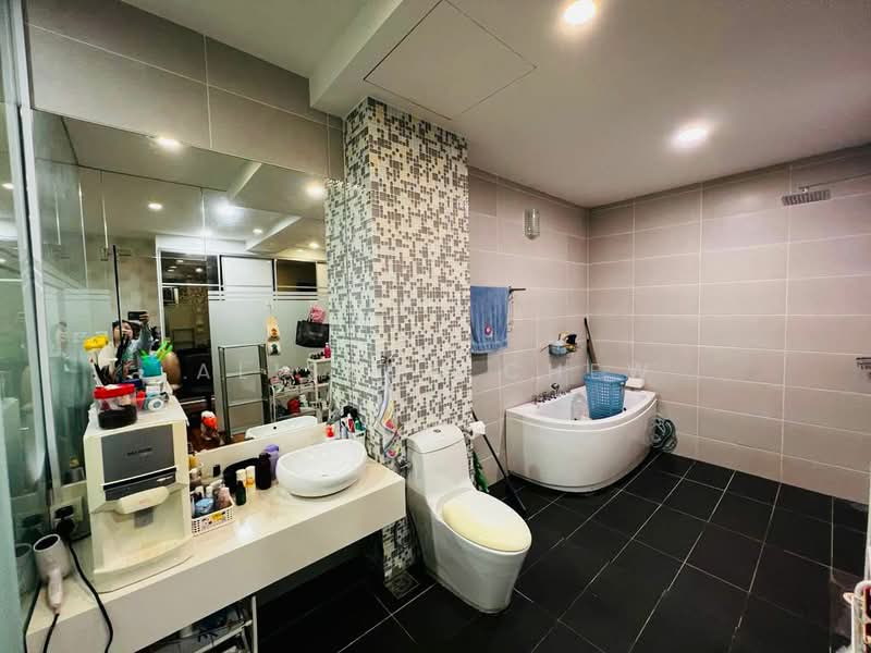 Rumah Teres 3 Tingkat untuk Dijual di Taman Green Lane (Jelutong) - Alisson Chew - Bathroom - PropertyGuru.com.my