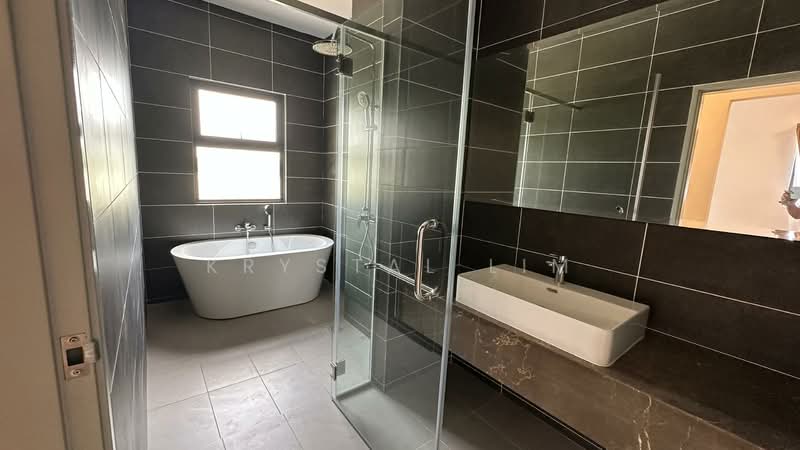 Sejati Lakeside 2 untuk Untuk Disewa - RM 5,600 /bulan, Mac 2026 - Bathroom - PropertyGuru.com.my