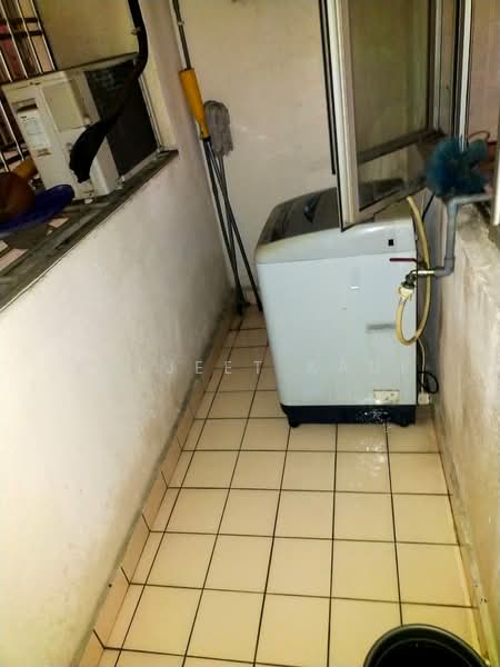 Kondominium untuk Dijual di Ridzuan Condominium - Buljeet Kaur - Balcony - PropertyGuru.com.my
