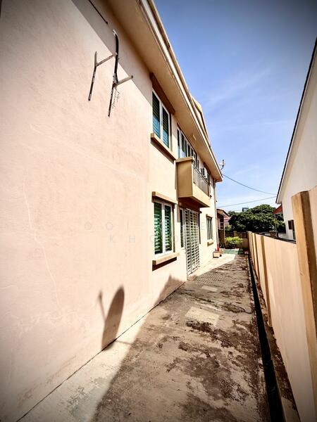 Left Access to Rear Land