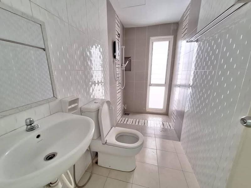 Kondominium untuk Dijual di The Zest @ Kinrara 9 - Ann . - Bathroom - PropertyGuru.com.my