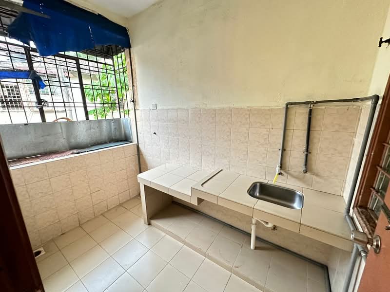 Rawang Putra Town House Perdana 2 Bukit Rawang Jaya Town 1 untuk Untuk Dijual - RM 280,000, Feb 2026 - Kitchen - PropertyGuru.com.my