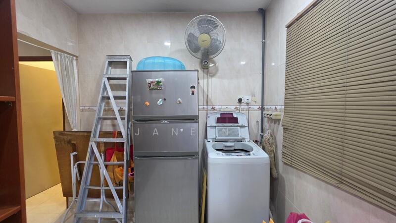 Kitchen & Laundry Area