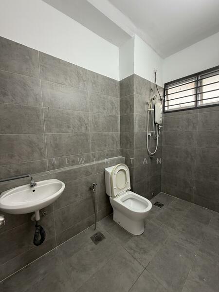 2-storey Terraced House for Rent in Dengkil (Selangor) - Alwin Tan - Master Bathroom - PropertyGuru.com.my