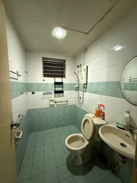 Bathroom - Master Bedroom