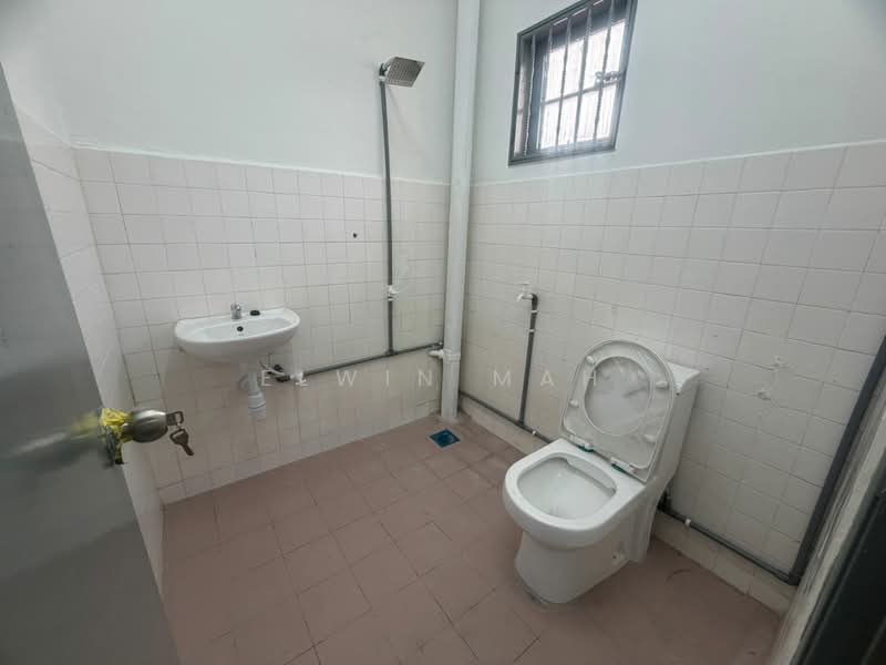 Rumah Teres 2 Tingkat untuk Dijual di Bandar Country Homes (Rawang) - Elwin Mah - Bathroom - PropertyGuru.com.my