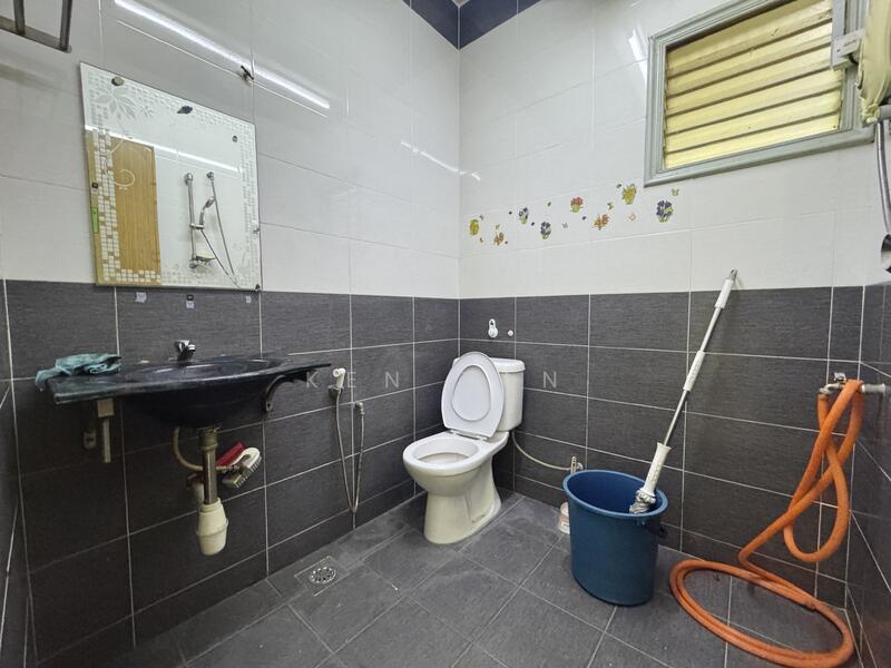2-storey Terraced House for Sale in Seri Kembangan (Selangor) - KEN TAN - Bathroom - PropertyGuru.com.my