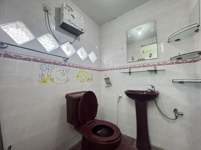 2-storey Terraced House for Sale in Seri Kembangan (Selangor) - KEN TAN - Bathroom - PropertyGuru.com.my