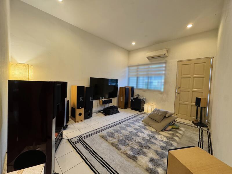 2-storey Terraced House for Sale in Seri Kembangan (Selangor) - KEN TAN - Living Room - PropertyGuru.com.my