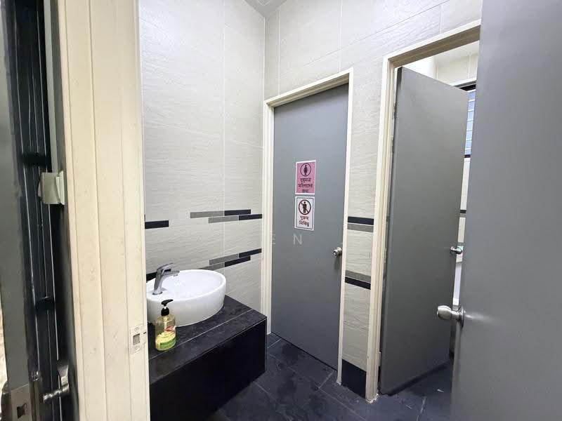 Kilang untuk Dijual di Eco Business Park 1 (Johor Bahru) - Lifen . - Bathroom - PropertyGuru.com.my
