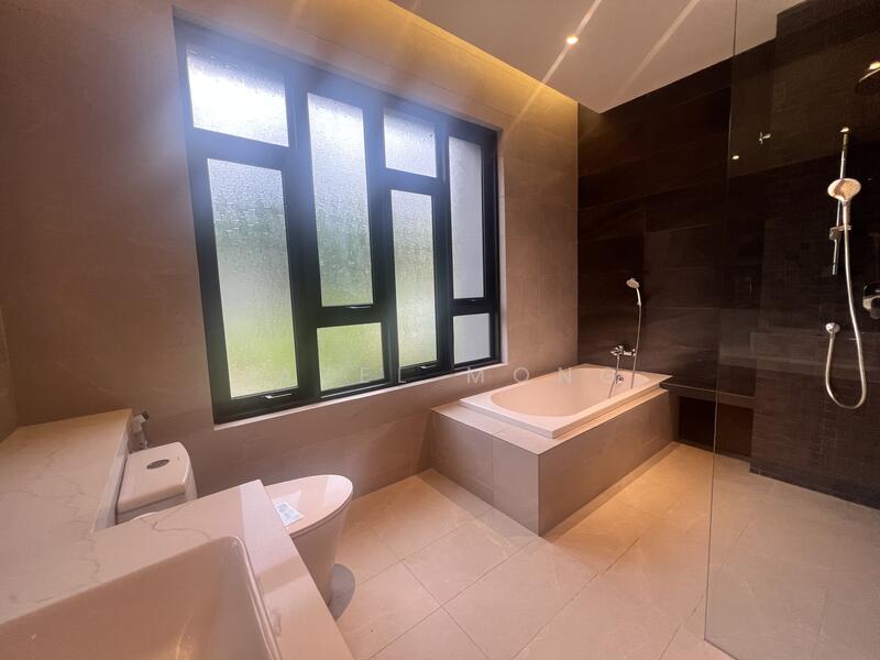 Semi-Detached House for Sale in Taman Bukit Serdang (Seri Kembangan) - Hazel Mong - Bathroom - PropertyGuru.com.my