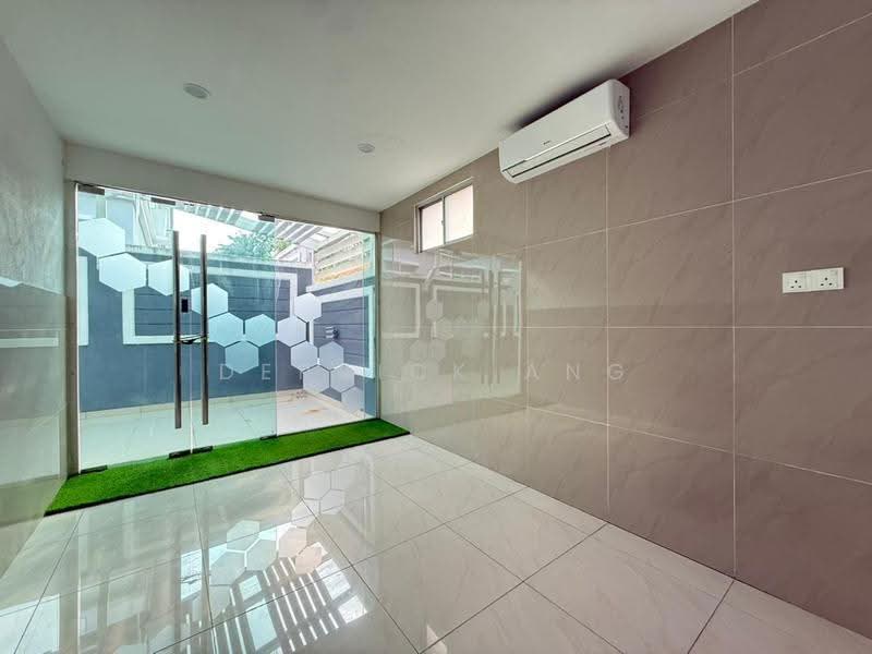 Semi-Detached House for Sale in Amverton Hills (Sungai Buloh) - Derrick Ang - Entrance - PropertyGuru.com.my