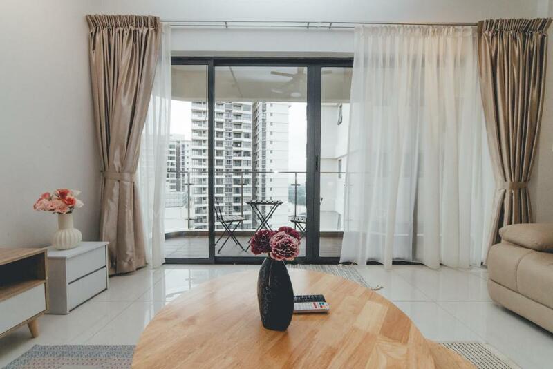Condominium for Rent at Bay Laurel @ Country Garden Danga Bay - Mindy Heng - Living Room - PropertyGuru.com.my