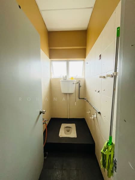 Shop for Rent in Puncak Alam (Selangor) - Rohana Ishak - Bathroom - PropertyGuru.com.my