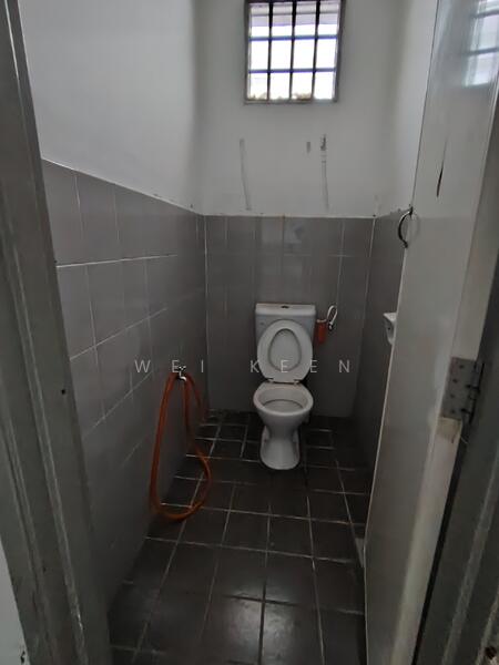 Shop / Office for Rent in Taman Bukit Kepayang (Bukit Kepayang) - Wei Keen - Bathroom - PropertyGuru.com.my