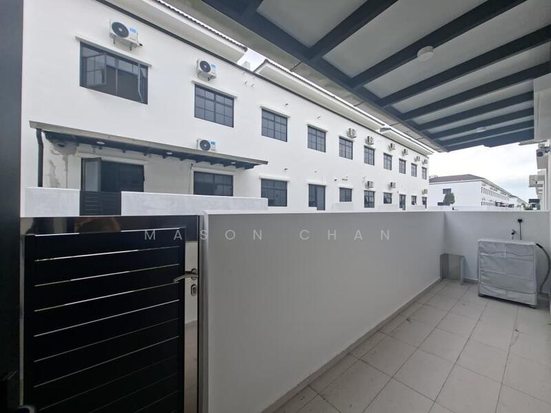 Eco Botanic untuk Untuk Disewa - RM 5,500 /bulan, Mac 2026 - Back yard with landscape & awning - PropertyGuru.com.my