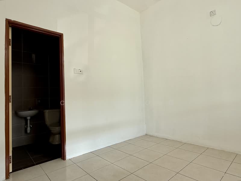 1.5-storey Terraced House for Sale in Bandar Mutiara (Sungai Petani) - Calvin Fong - Ground floor master bedroom - PropertyGuru.com.my