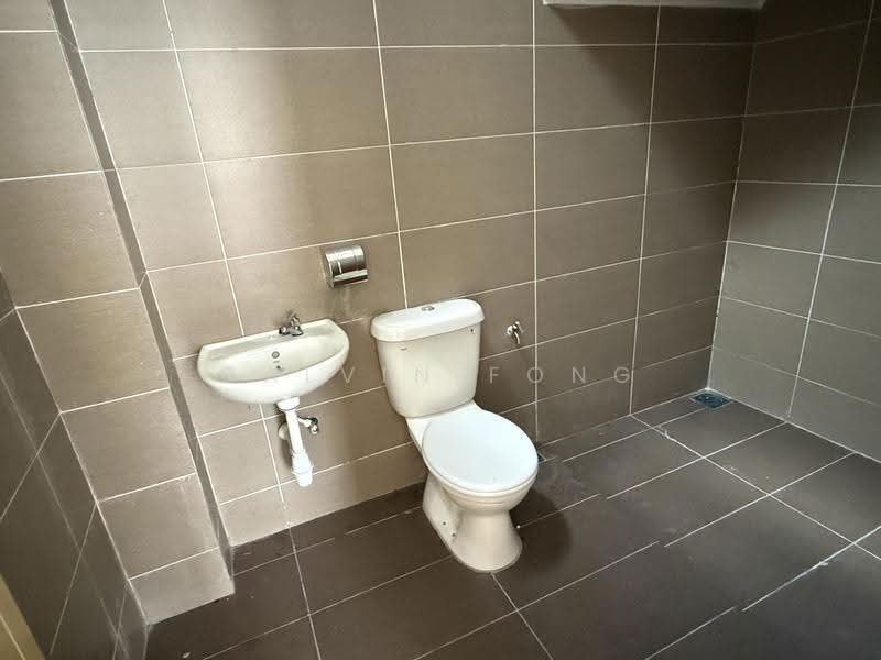 1.5-storey Terraced House for Sale in Bandar Mutiara (Sungai Petani) - Calvin Fong - Master bedroom attached bathroom - PropertyGuru.com.my